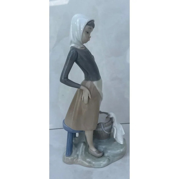 Milk Maid With Goose Lladro Vintage Figurine Girl with Milk Pail Porcelain - Picture 4 of 8